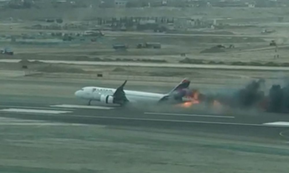 Dos muertos en choque de avión de LATAM con camión en Lima