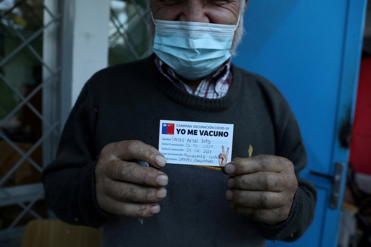 Chile evalúa carnet o pasaporte para para los vacunados contra el COVID-19