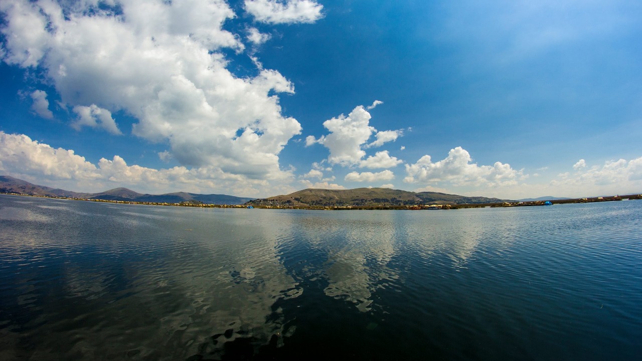 Inician obras para descontaminar el Titicaca, el lago navegable más alto del mundo