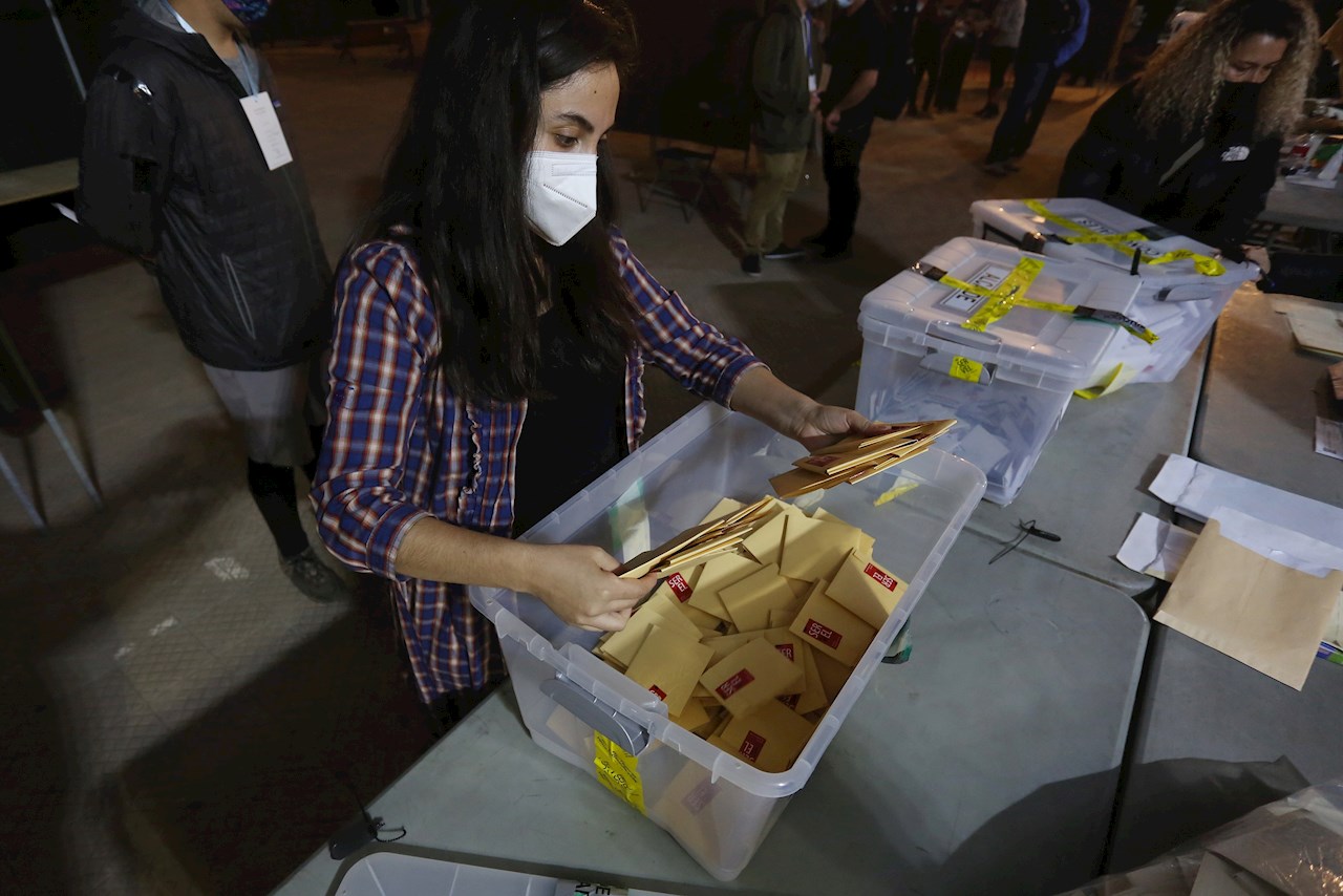 Sin favores: Mujeres chilenas dominan elección constitucional y ceden puestos a hombres
