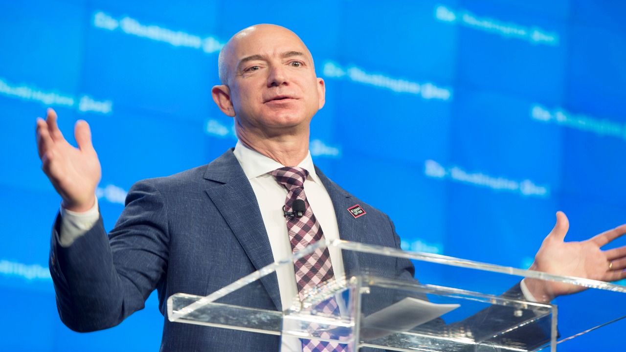 Jeff Bezos vende US$2.500 millones en acciones de Amazon en su primera transacción de 2021