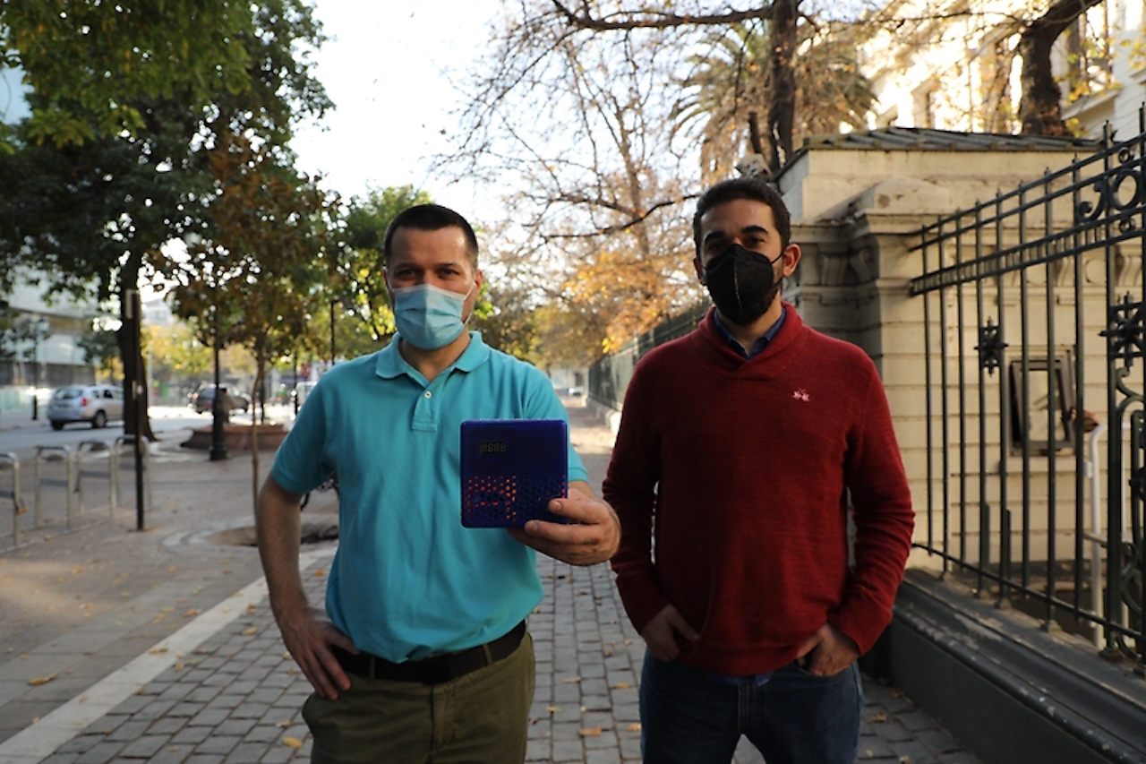 COVID-19: Científicos chilenos inventaron sensor que mide riesgo de contagio en espacios poco ventilados