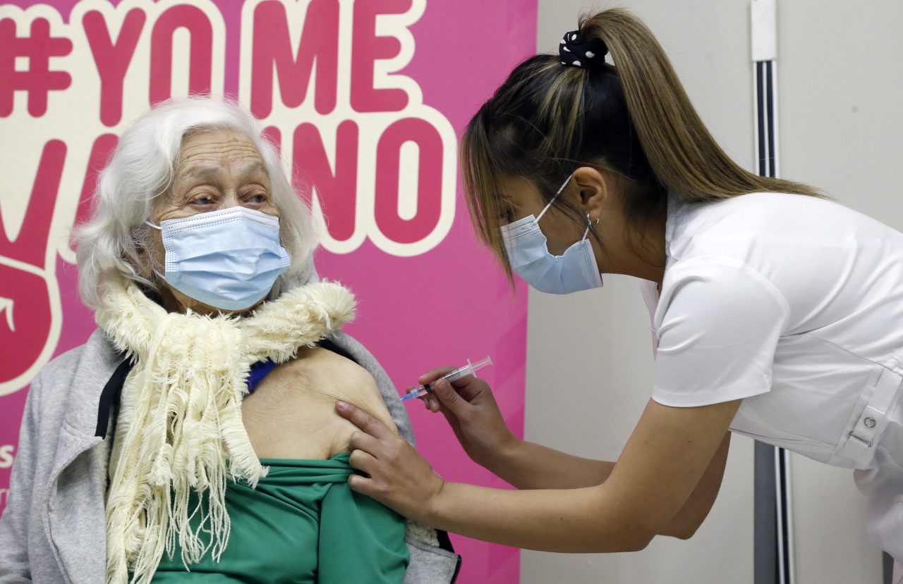 Expertos en Chile recomiendan vacunar a todos los contactos estrechos de pacientes con variante Delta