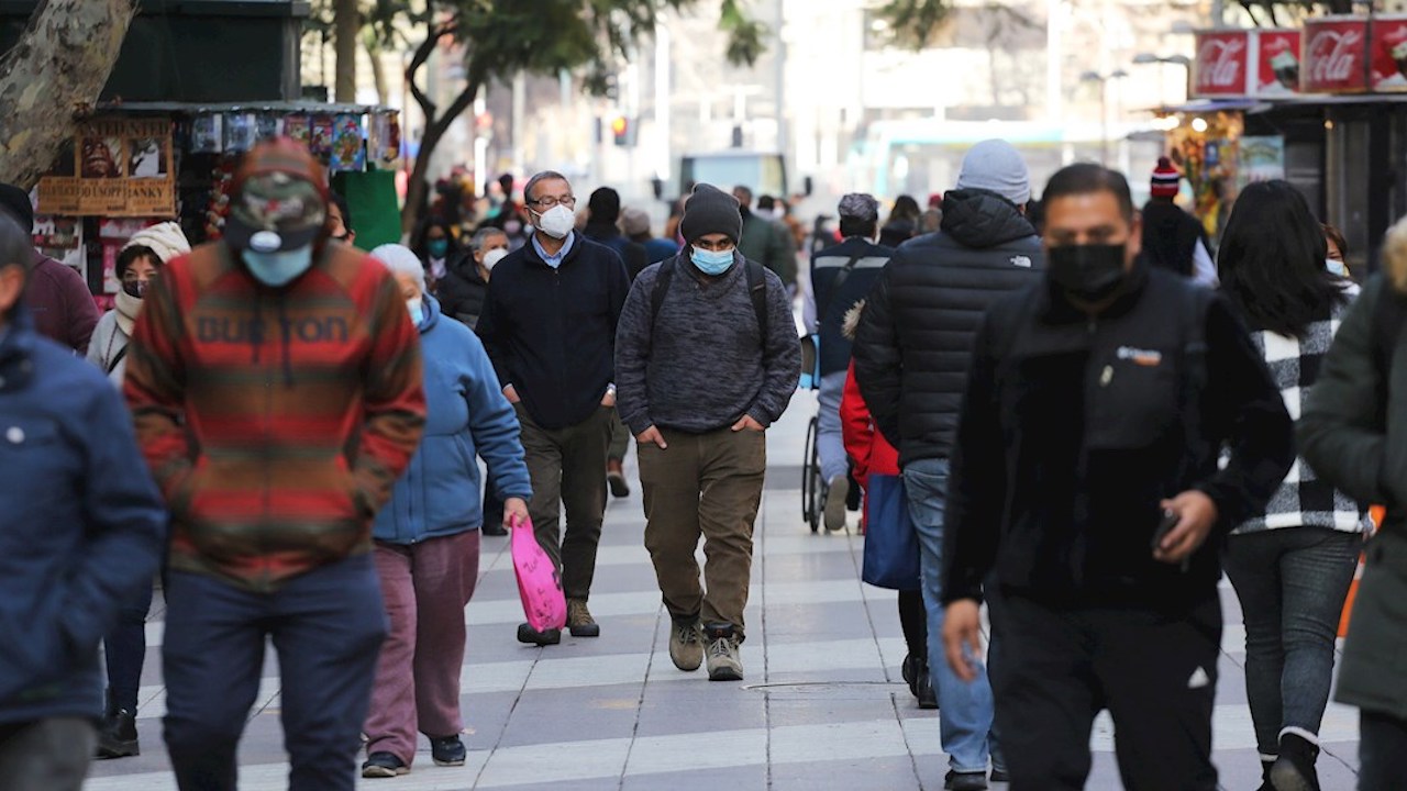Tasa de desempleo baja a 7,3% en Chile, según reporte de INE