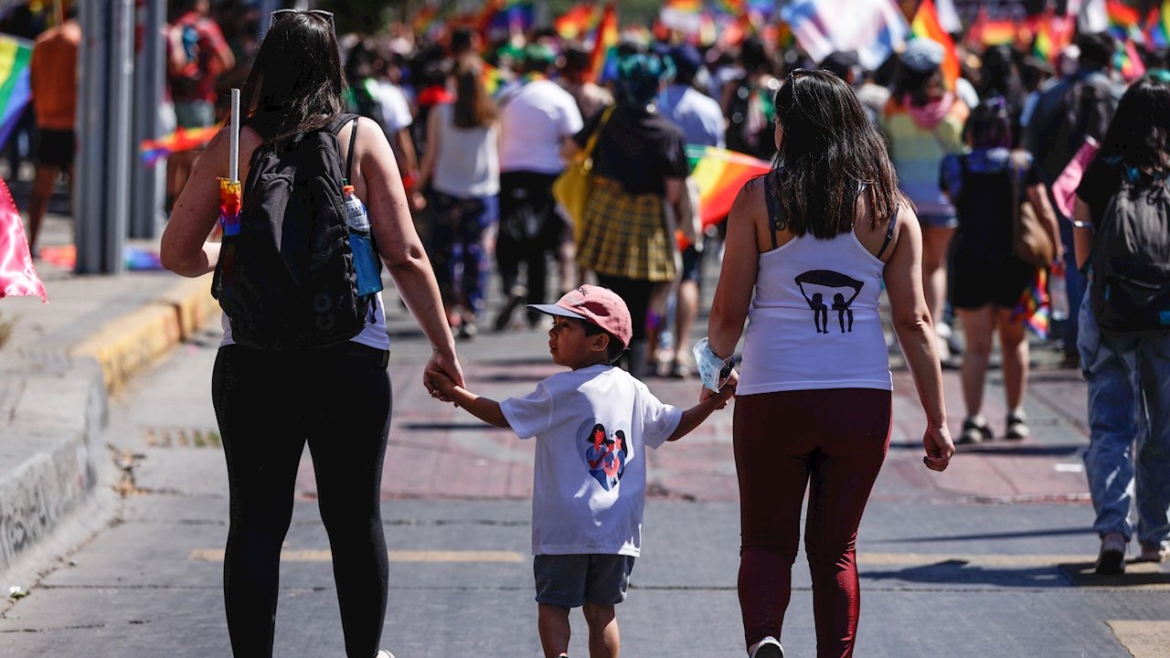 Chile está a un trámite de aprobar el matrimonio igualitario
