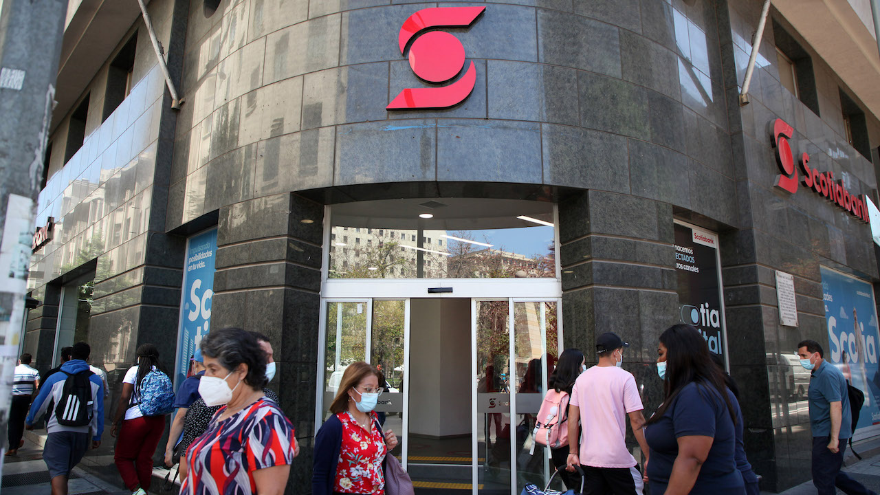 Scotiabank se convierte en el primer banco de Chile en reducir jornada laboral de 42 a 39 horas semanales