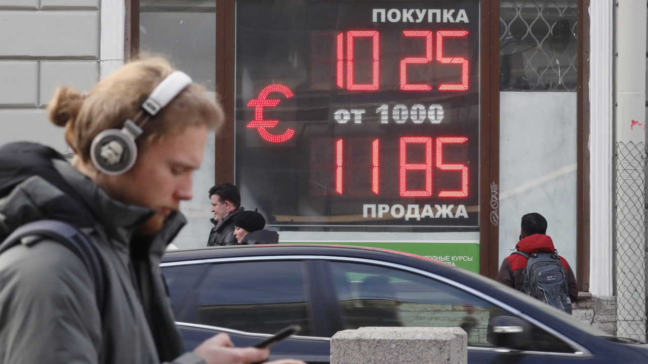 Bancos, fondos, tarjetas de crédito y bolsas internacionales ponen en marcha las sanciones a Rusia