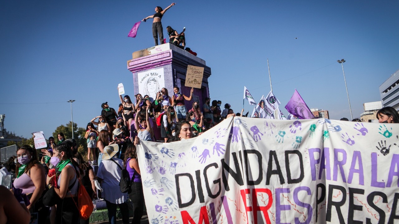 Miles de chilenas marcharon por el Día de la Mujer y se registraron algunos incidentes aislados