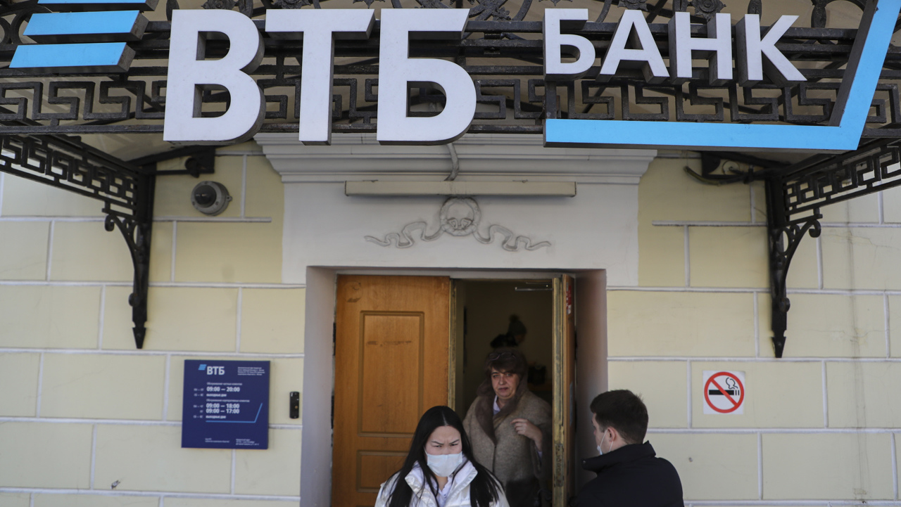 Siete bancos más fuera de SWIFT: UE y EE.UU. bloquean financieramente a Rusia