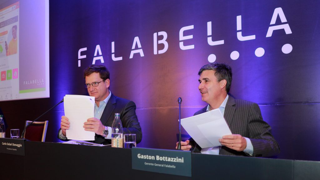El presidente del directorio de Falabella, Carlos Solari,(izq) junto a Gaston Bottazzini conversan durante la junta de accionistas de la compañía