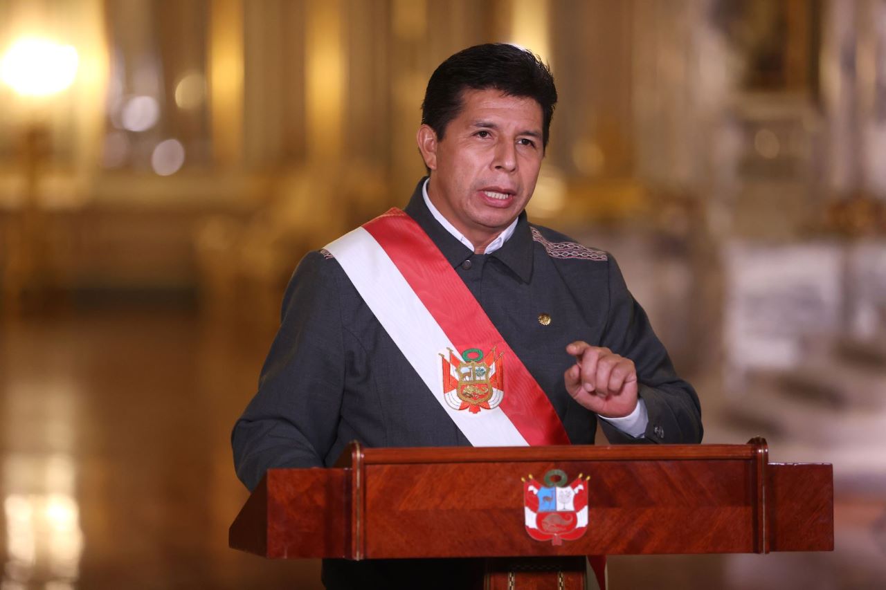 Presidente de Perú anunció disolución del Congreso y convocó elecciones congresales