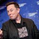 Elon Musk pone en pausa la compra de Twitter y luego dice que sigue comprometido con la adquisición