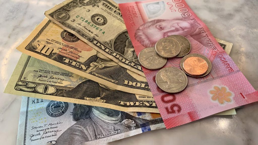 Dólar sigue aplastando al peso chileno y alcanzó los $1.000 durante la mañana de este martes