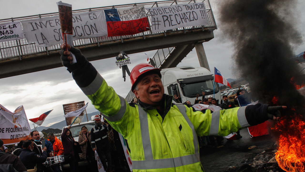 Trabajadores paralizan la mayor productora de cobre del mundo en protesta por cierre de planta tóxica