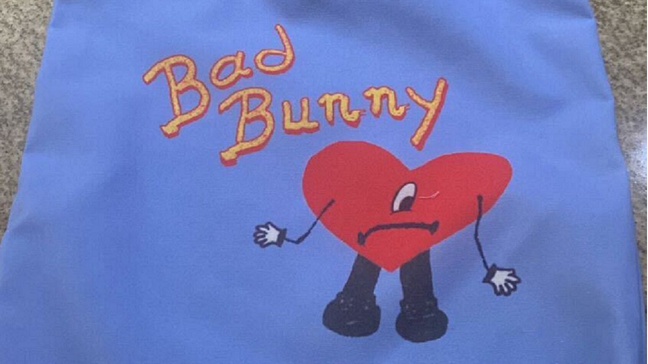 Bad Bunny con su álbum repleto de récords aparece hasta en bolsas de supermercado