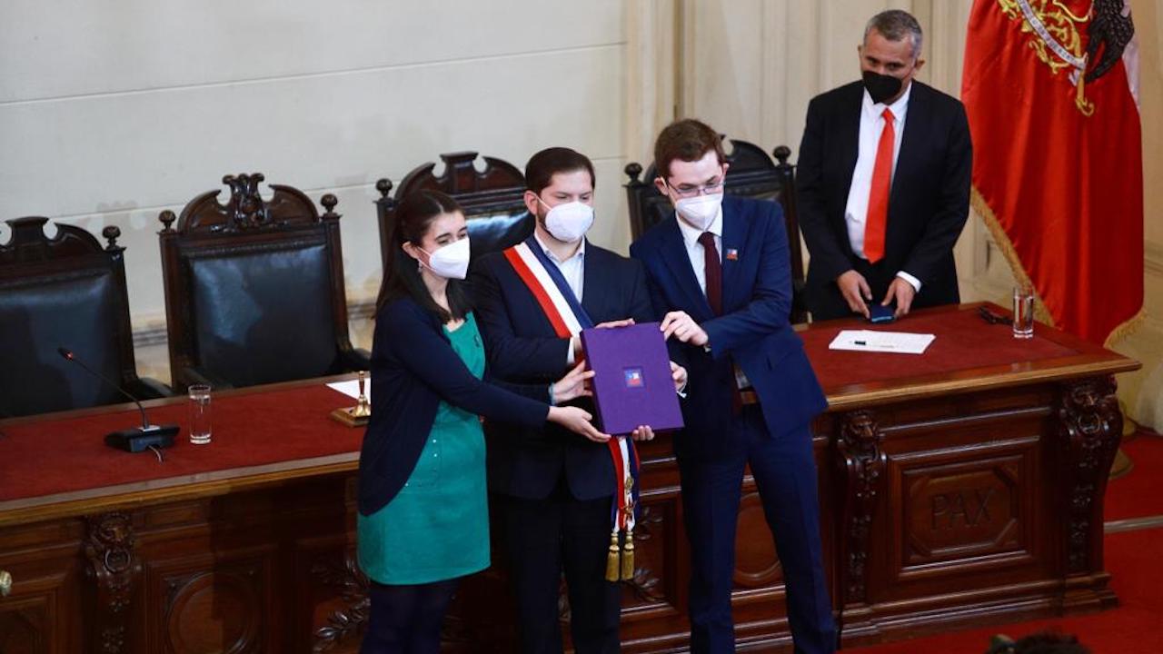 Tras un año de trabajo, convención chilena entregó la propuesta de nueva Constitución