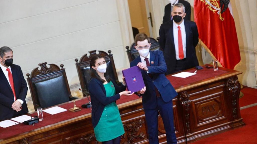 Ciudadanos reciben hoy la propuesta de nueva Constitución chilena