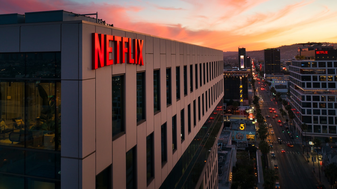 Netflix se alía con Microsoft para servicio más económico con anuncios