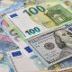 El euro cotizó por debajo del dólar por primera vez en 20 años