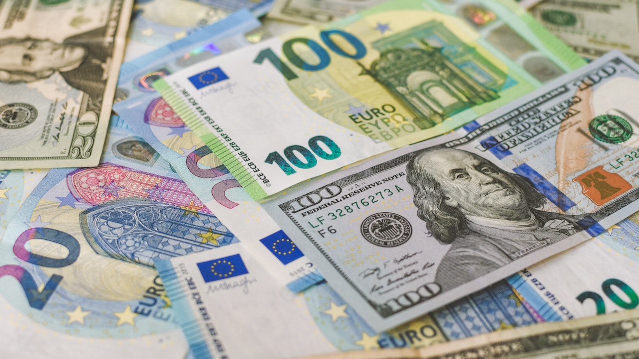 El euro cotizó por debajo del dólar por primera vez en 20 años