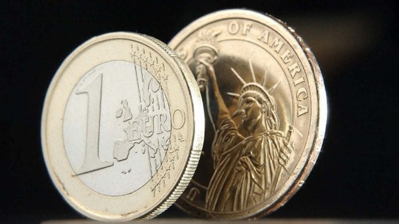 Europa sigue en problemas: el euro vuelve a caer por debajo del dólar