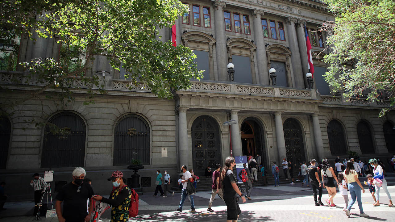 Peso chileno se aprecia tras el rechazo a la nueva Constitución