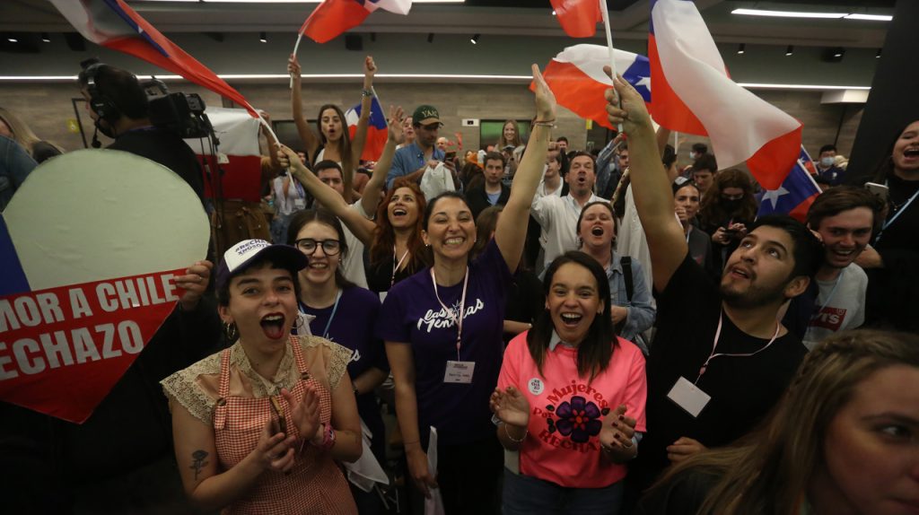 Electores chilenos rechazan contundentemente la propuesta de nueva Constitución con el 62% de los votos