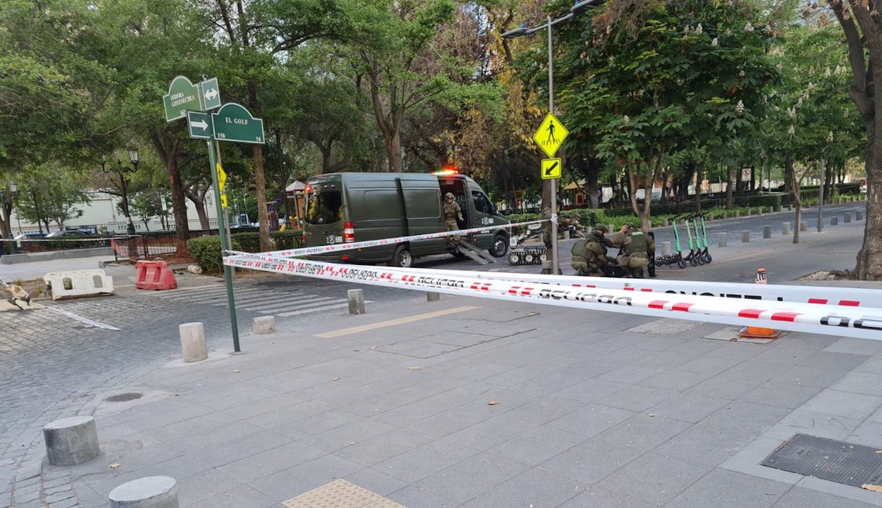 Policías hallaron bomba en entrada a edificio del grupo Angelini en Santiago