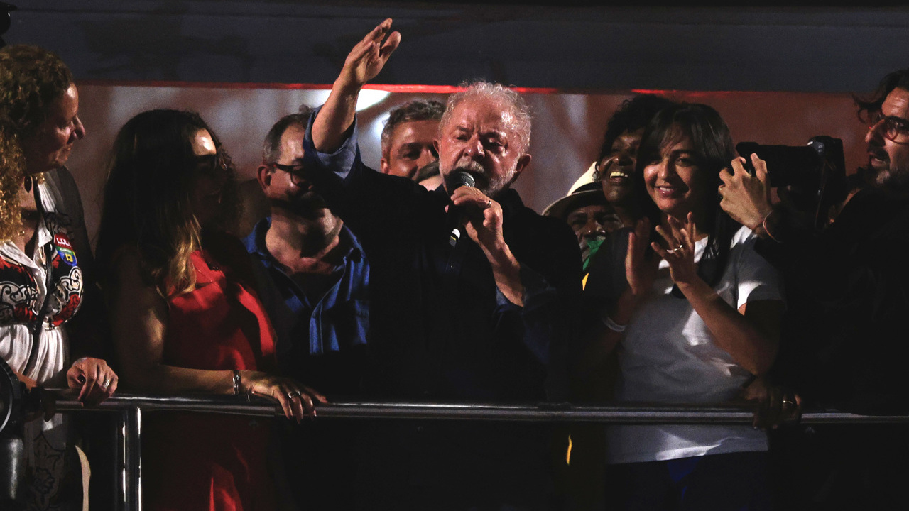 Lula vuelve al poder en Brasil derrotando a un Bolsonaro que guarda silencio