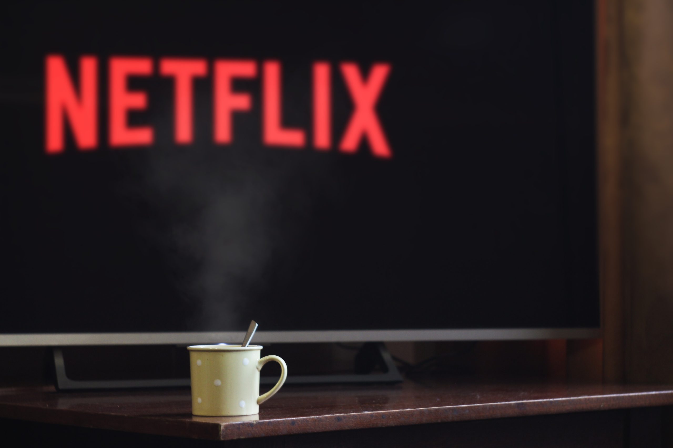 Netflix se levanta tras la baja de suscriptores y proyecta ganancias con opción publicitaria