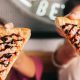La primera pizza con NotChicken llega a Chile de la alianza entre NotCo y Papa John’s
