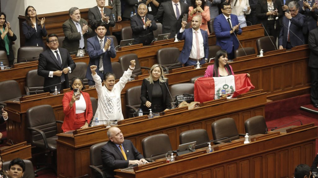 Crisis en Perú: Congreso destituyó al presidente Pedro Castillo, quien posteriormente fue detenido