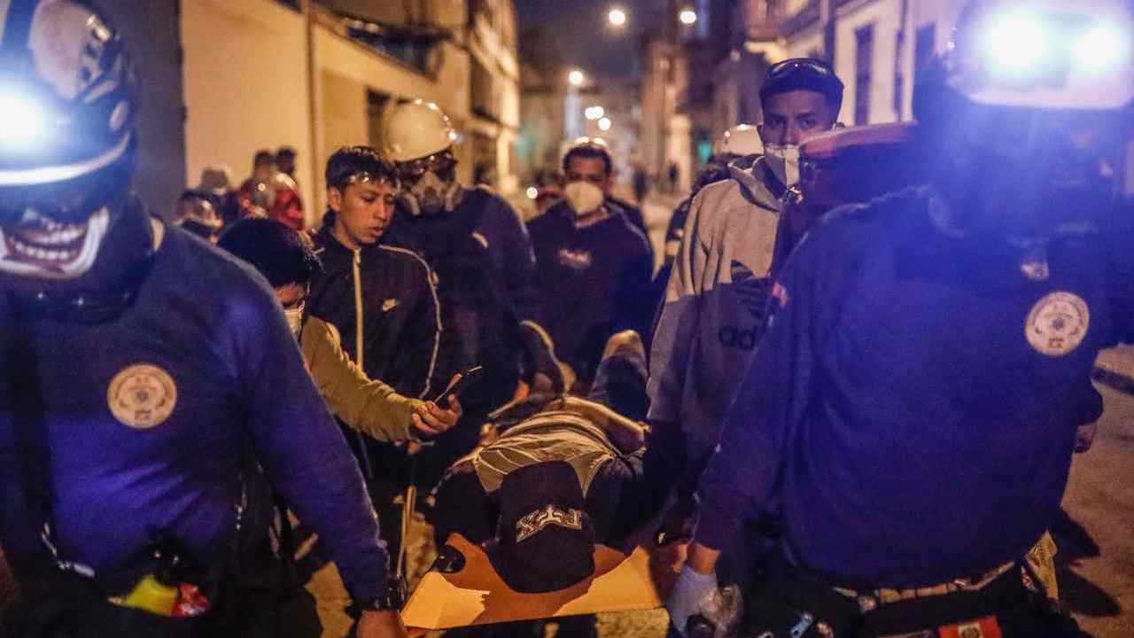 Perú se sume en ola de violencia con siete muertos y centenar de policías heridos