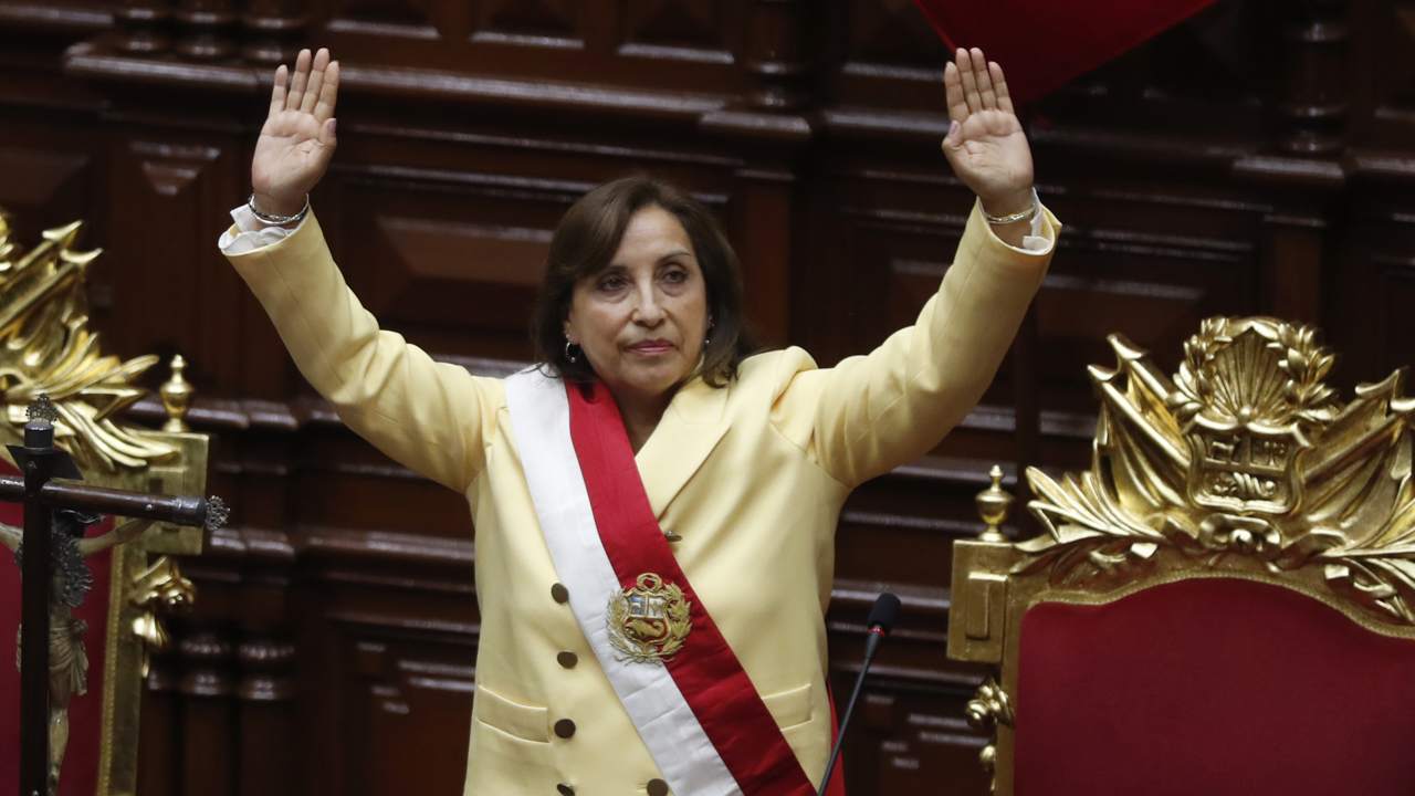 Crisis en Perú: Tras la destitución y detención de Castillo, Dina Boluarte se convierte en la primera presidenta del país