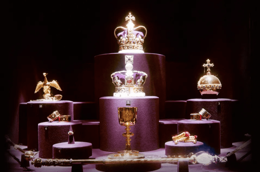 Todo lo que brilla: las joyas de la corona, que incluyen la corona de San Eduardo, la cuchara de coronación, la corona del estado imperial, el orbe del soberano y el cetro con cruz del soberano, se encuentran en la Torre de Londres. KEYSTONE FRANCE/GETTY IMAGES
