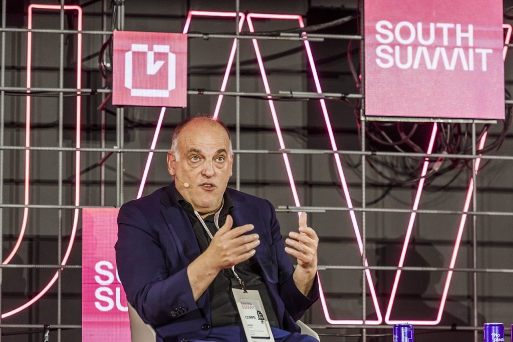 Javiert Tebas, presidente de LaLiga, afirma que llevan años implementando IA en sus operaciones. Foto: South Summit.