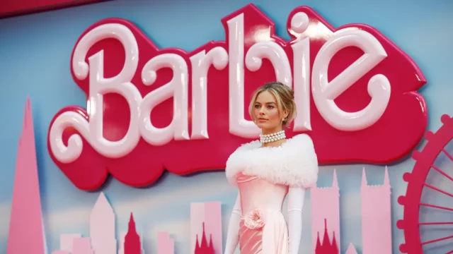 Efecto Barbie: ¿por qué la película de Margot Robbie tiñó el mundo de rosa?  - Ohlalá