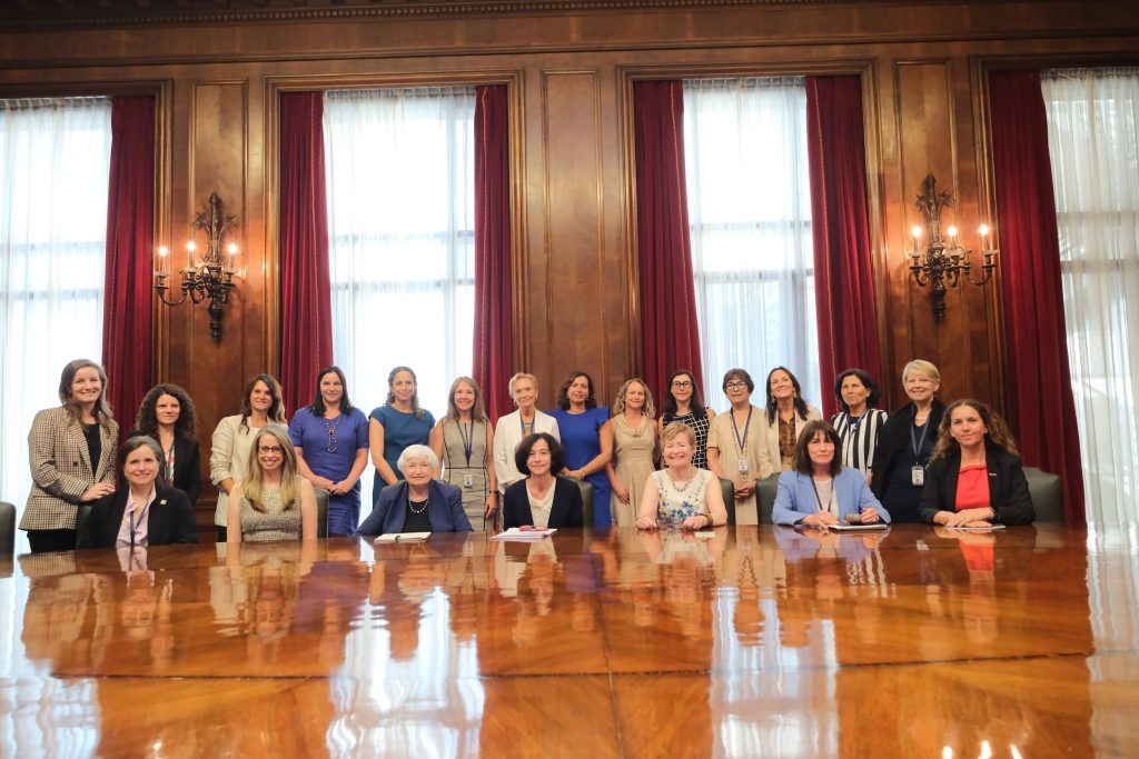 Janet Yellen, Secretaria del Tesoro de EEUU junto al Rosanna Costa, presidenta del Banco Central en reunión con mujeres