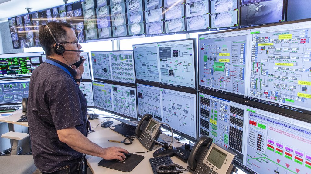¿Cómo es trabajar en un centro automatizado que controla la operación de una mina desde Santiago? 